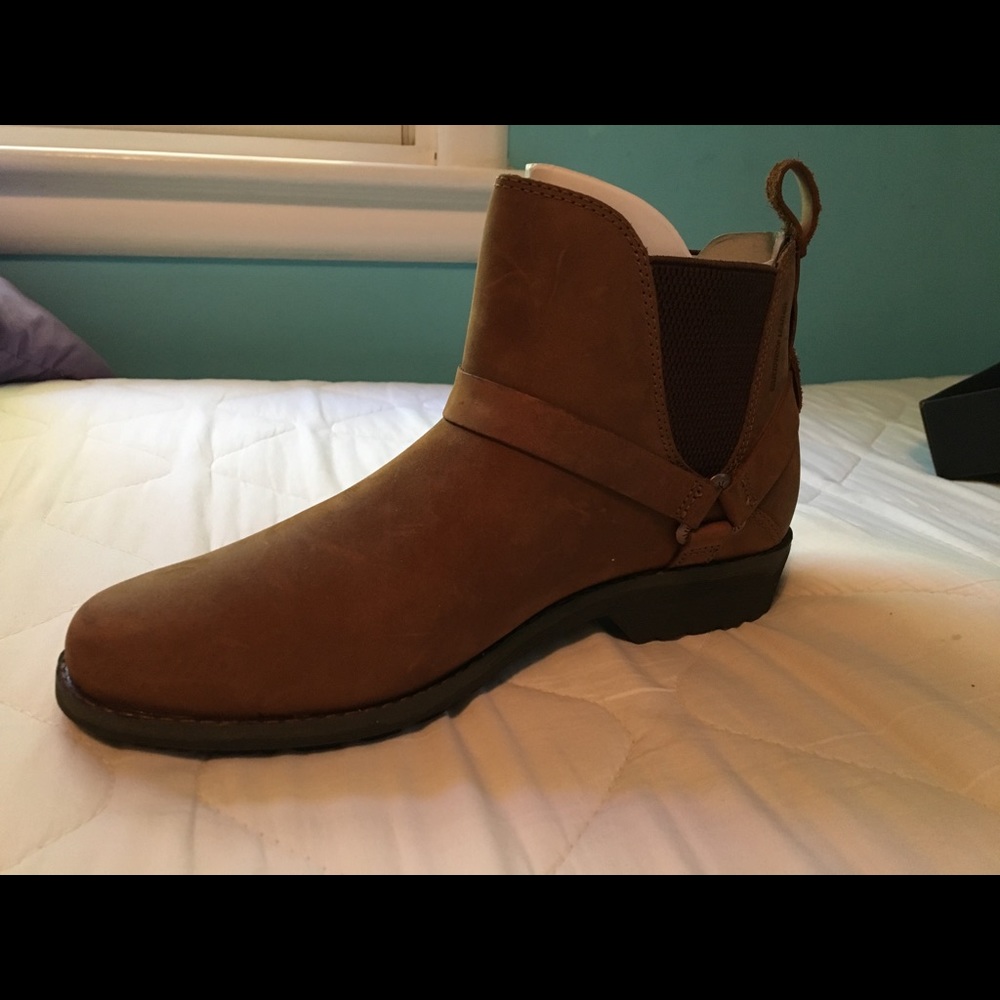 Never worn Teva boot size 8
